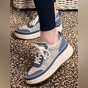 Universal Thread Women's Low Top Woven Lace Up Sneakers Memory Foam Size 7.5